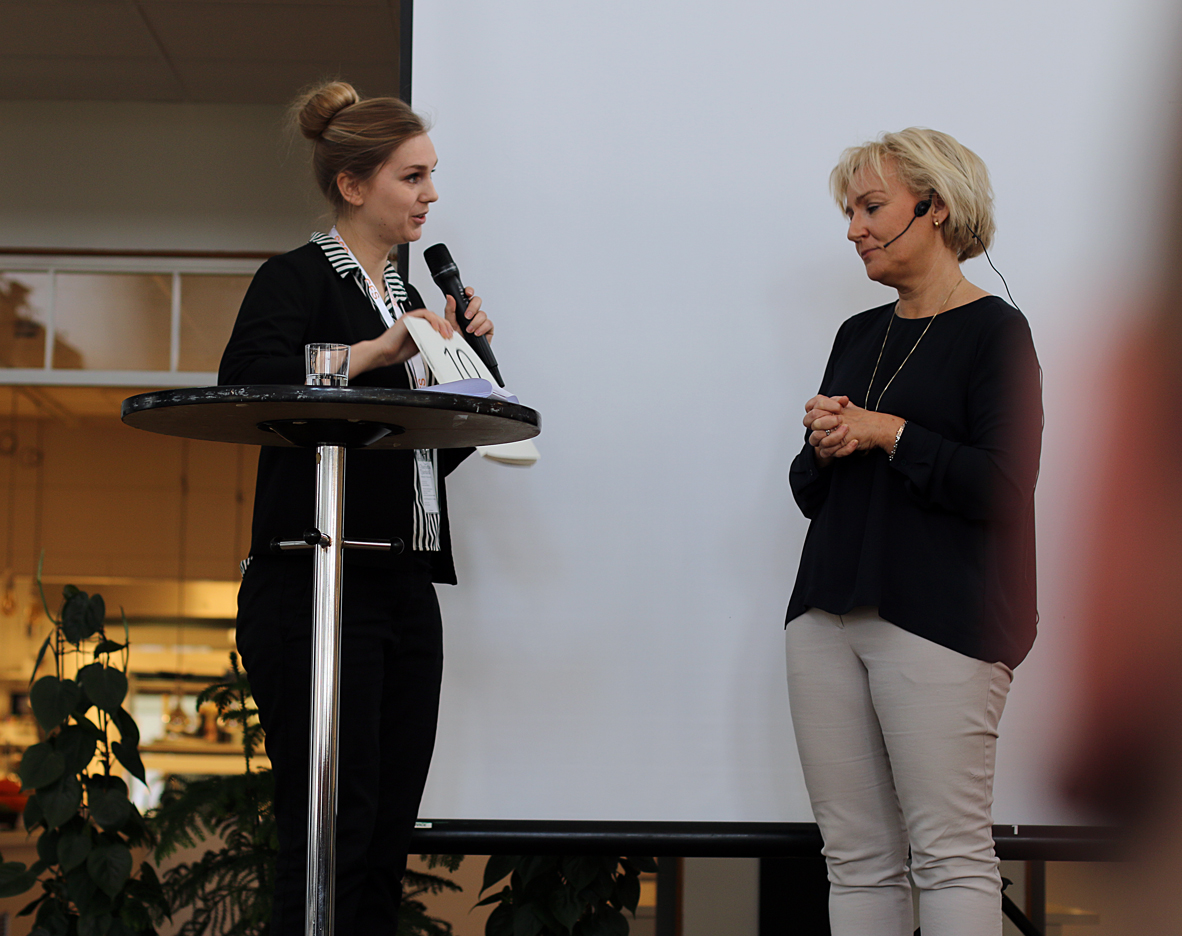 Charlotta Tjärdal överräckte en gåva till Helene Hellmark Knutsson.